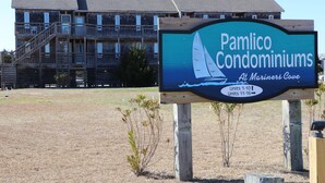 Schild für Pamlico Condominiums in Mariners Cove, das die Größen der Einheiten 1-10 und 11-16 angibt.
