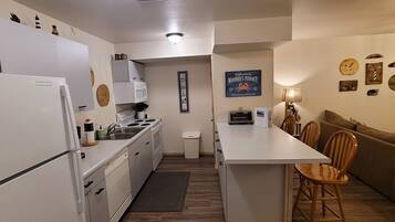 Coffee/tea maker, fridge, microwave, oven