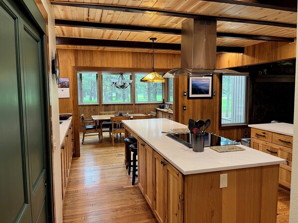 ثلاجة، ميكروويف، فرن، موقد طهي مسطح