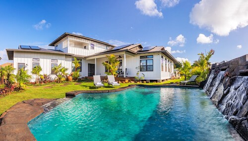 Beautiful Luxury Home, Walking Distance to Shops, Beaches & Fine Dining!