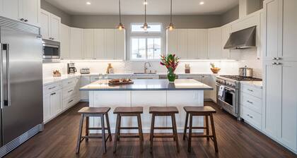 Beautiful Luxury Home, Walking Distance to Shops, Beaches & Fine Dining!