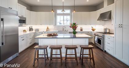 Beautiful Luxury Home, Walking Distance to Shops, Beaches & Fine Dining!