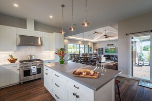 Kylskåp, mikrovågsugn, ugn och spishäll