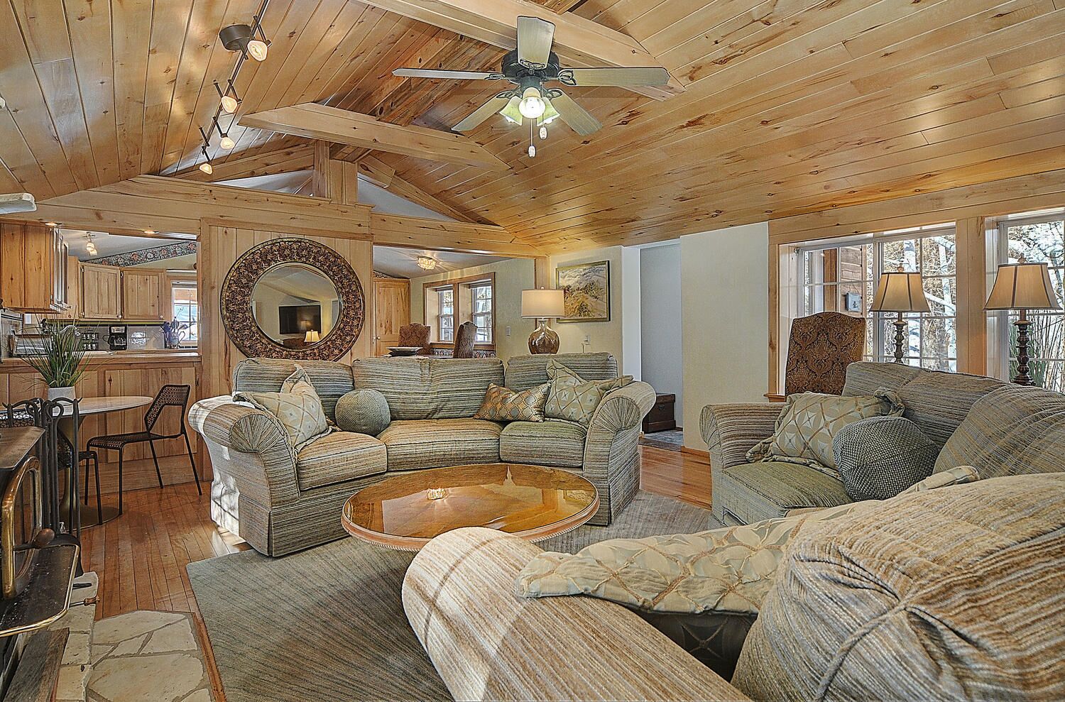 Idyllic Historic Log Cabin~Streamside~Forest Seclusion~Gated Privacy~Hot Tub