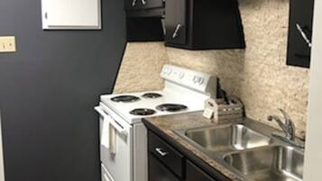 Täysikokoinen jääkaappi, mikroaaltouuni, uuni, kahvin-/teenkeitin