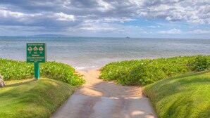 在海滩、沙滩椅、沙滩毛巾