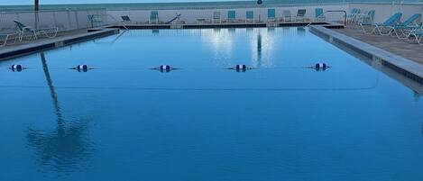 Alberca al aire libre y alberca climatizada