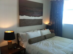 2 quartos, escrivaninha, ferros/tábuas de passar roupa