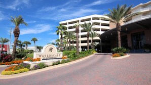 Een hotelentree met een bord waarop staat: WATERSCAPE 1110 SANTA ROSA BLVD.