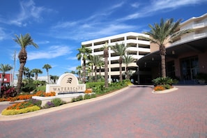 Entrada de un hotel con un cartel que dice "WATERSCAPE 1110 SANTA ROSA BLVD".