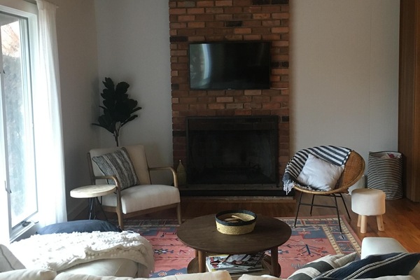 Open living room, great for games and hanging