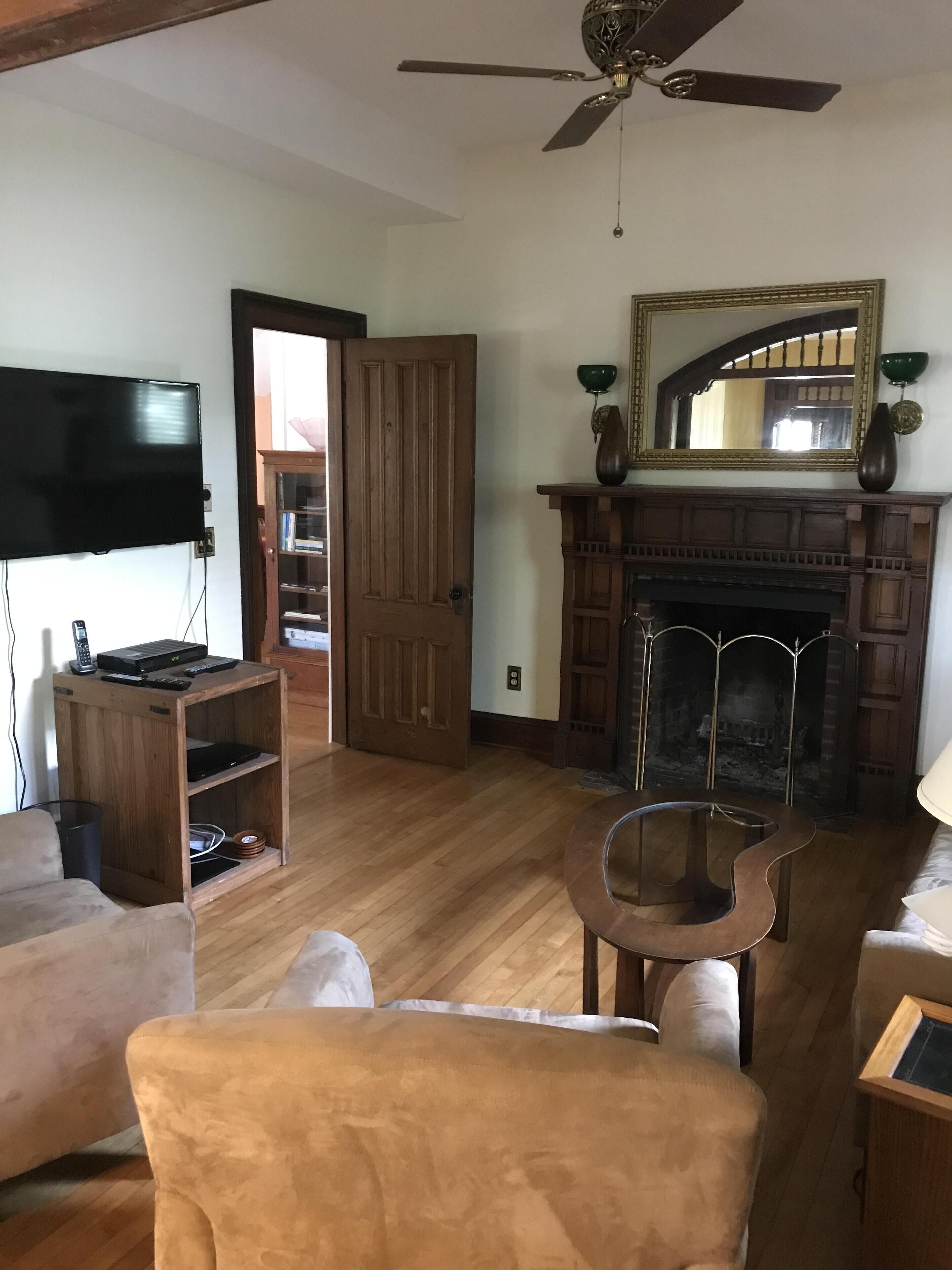 Huge Luxe Williamstown Updated Victorian,  All Ensuite Baths, Walk to Spring St!