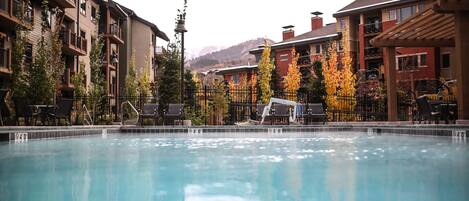 Een binnenzwembad en een buitenzwembad