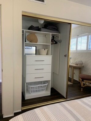 2 chambres, fer et planche à repasser, accès au Wi-Fi (inclus)