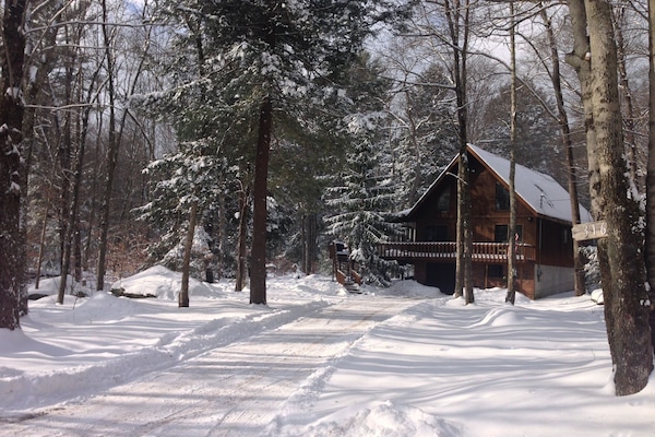 Peaceful & Quiet Winter Retreat. Enjoy a warm fire and view the iced over lake.