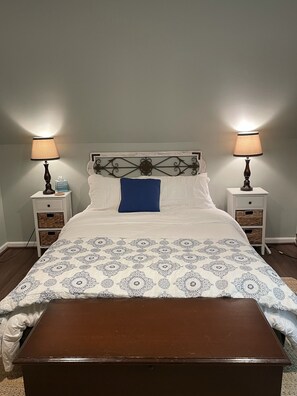4 bedrooms, desk, iron/ironing board, travel crib - Relaxing Lakefront, Very Clean. Great for Families. (Bethel)