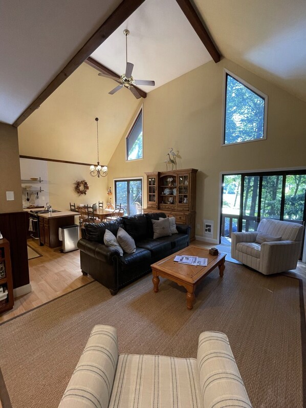 Smart TV, fireplace, DVD player, foosball - Relaxing Lakefront, Very Clean. Great for Families. (Bethel)