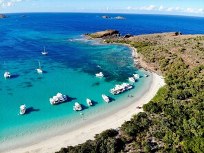 Nära stranden, solstolar och strandhanddukar