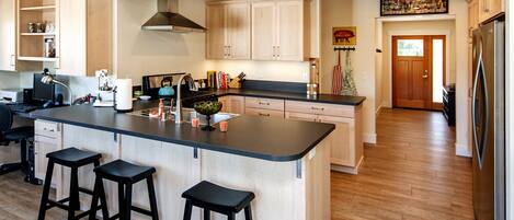 Geladeira, micro-ondas, fogão, cooktop