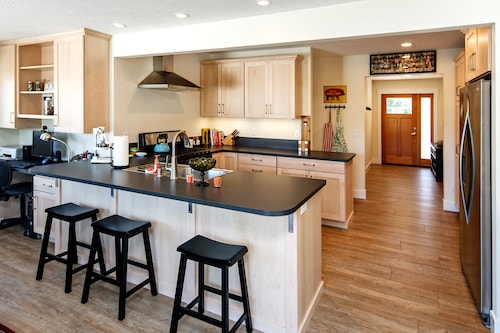 Perfect for GROUP gatherings! Short walk to Downtown HR, river views