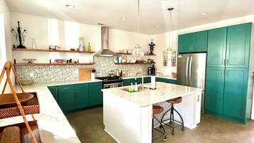 Refrigerador, microondas, horno, placa de cocina