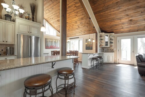 Fantastic Mountain & Valley Views!  Top of the Mountain & Close to the Resort!