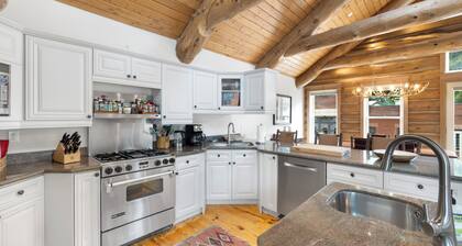 Tilava kaksikerroksinen kattohuoneisto; Keskusta; Gondoli nurkan takana