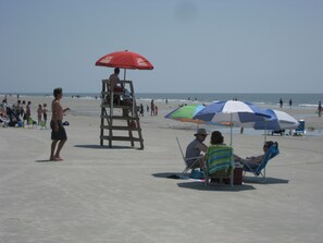 Beach nearby, sun loungers, beach towels