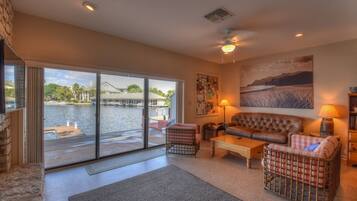 Een smart-tv, een open haard, boeken en een muziekbibliotheek