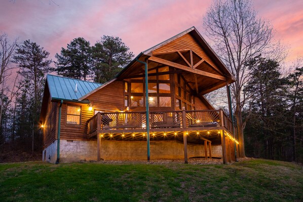 Situated in a wooded area, this cabin offers a tranquil retreat with a balcony and a traditional design.