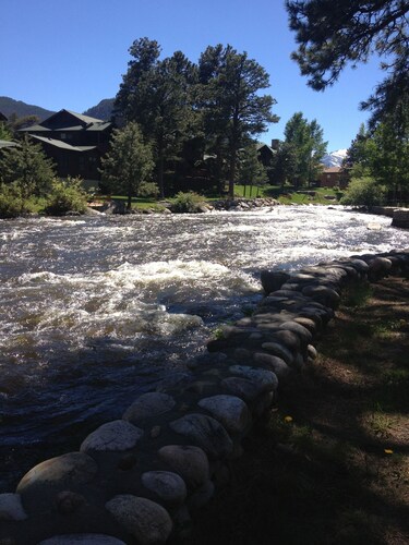 River Cabin - Close to Downtown, YMCA, and R.M.N.P.