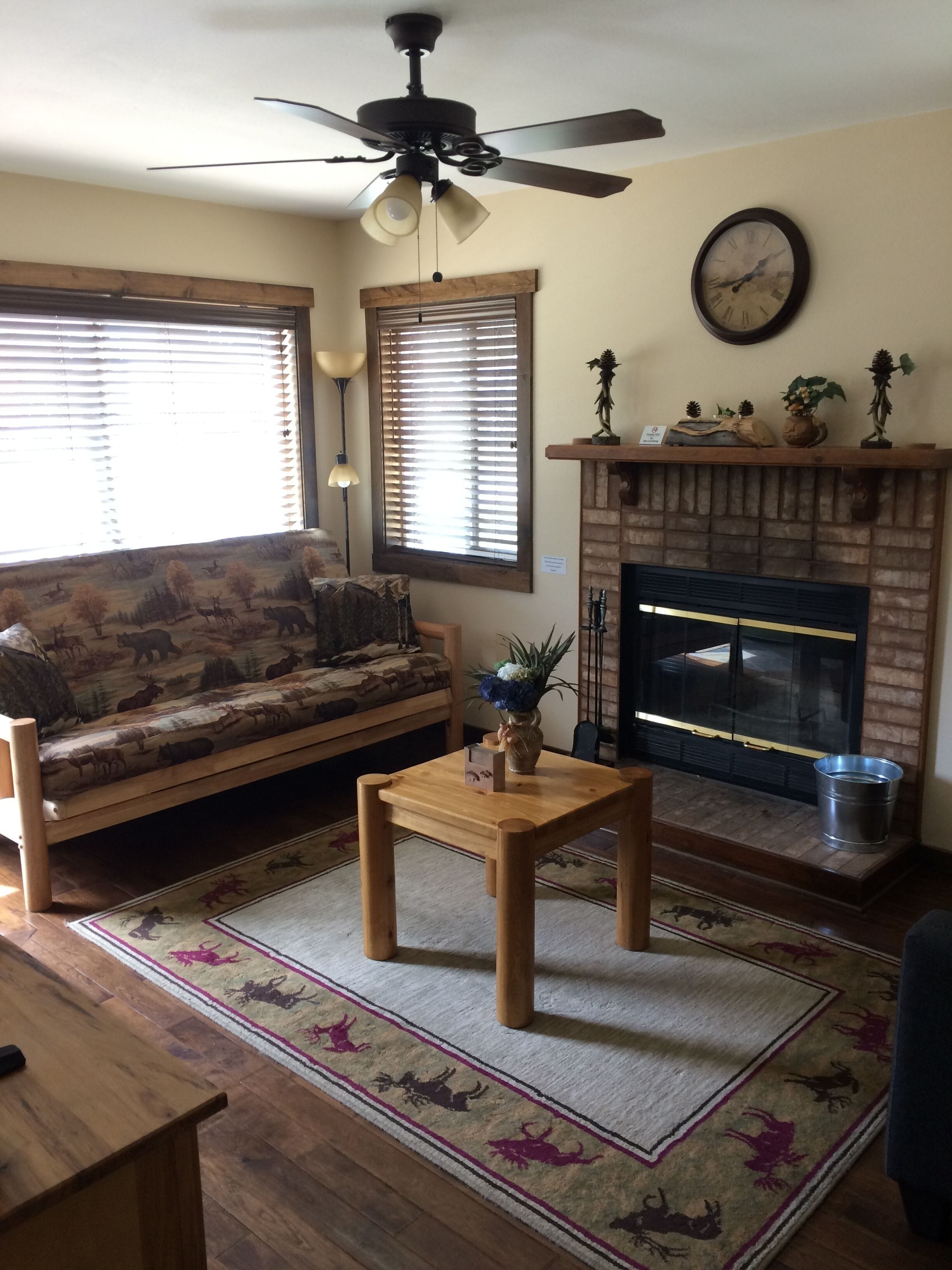 River Cabin - Close to Downtown, YMCA, and R.M.N.P.