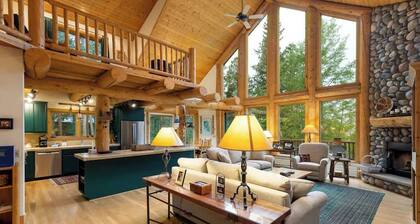 Peaceful Forest Getaway with Stunning Views