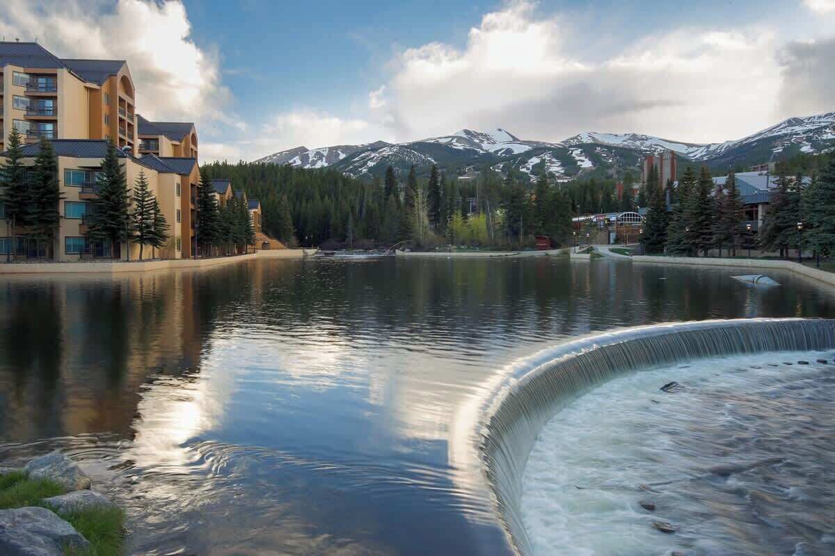 A hotel with a view of a lake and mountains.