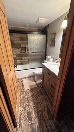 Combined shower/bathtub, hair dryer, towels, soap - Peaceful Nostalgic Mountain Home Memories in the beautiful Vallecito Valley! (Bayfield)