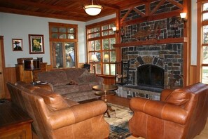 Smart TV, caminetto, lettore DVD, libri