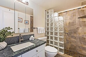 Shower, hair dryer, towels - Front Row Maalaea Oceanfront Condo Full Ocean Views Pool Hot Tub Harbor (Wailuku)