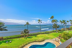 A heated pool - Front Row Maalaea Oceanfront Condo Full Ocean Views Pool Hot Tub Harbor (Wailuku)