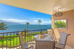 Outdoor dining - Front Row Maalaea Oceanfront Condo Full Ocean Views Pool Hot Tub Harbor (Wailuku)
