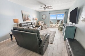 Smart TV, DVD player - OCEANFRONT! - HUGE ZERO ENTRY POOL! - 5TH FLOOR - 2BR 2BA - OCEAN HOUSE II (Gulf Shores)