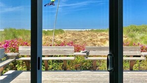 Vista a través d'una porta de vidre, amb un volador de colors a l'exterior.