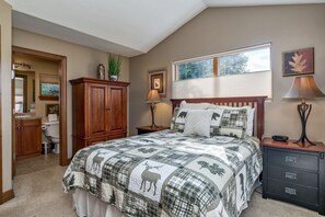 4 bedrooms, desk, iron/ironing board, free WiFi - Stunning Ski Home with Mtn Views, Complimentary Shuttle to Breck, Highly Rated! (Breckenridge)