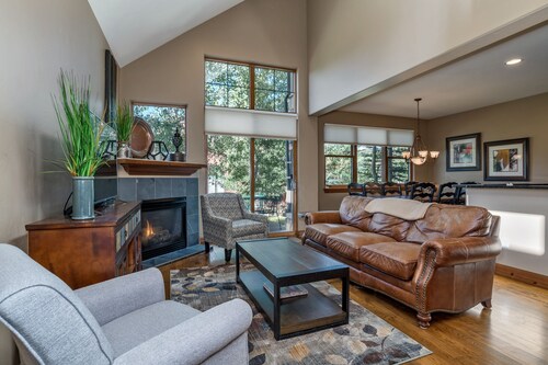 Stunning Ski Home with Mtn Views, Complimentary Shuttle to Breck, Highly Rated!