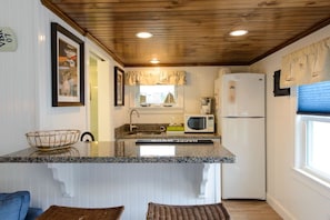 Fridge, microwave, oven, stovetop - Joe`s Beach Hideaway (Dennis)