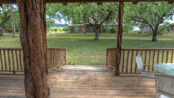 Outdoor dining - LARGE HOME ON THE BEAUTIFUL QUITE FRIO RIVER (Leakey)
