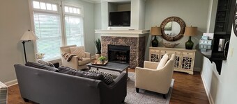 Luxury 3 BR townhouse on Chatuge! Covered Dock, Kayaks, Canoe, P Boards Included