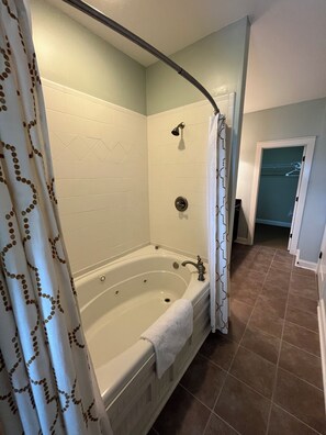 Douche, baignoire à jets, sèche-cheveux, serviettes fournies