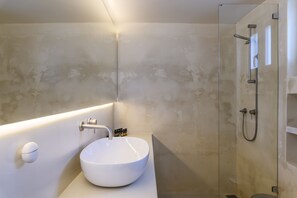 Chuveiro, secador de cabelo, toalhas de banho, sabonete