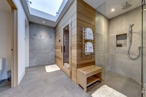 Hair dryer, towels - Pinnacle Ridge 3&4 - 7,000 sq. ft, Ski in Ski out, Private Hot Tub, Sauna, Billiards (Whistler)