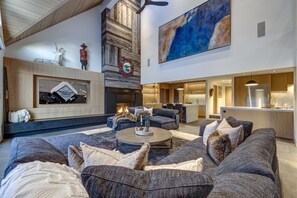 Smart TV, fireplace, stereo - Pinnacle Ridge 3&4 - 7,000 sq. ft, Ski in Ski out, Private Hot Tub, Sauna, Billiards (Whistler)